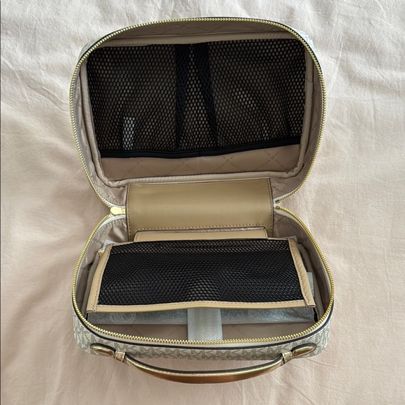 Michael Kors Large Hanging Travel Case - Picture 3 of 5